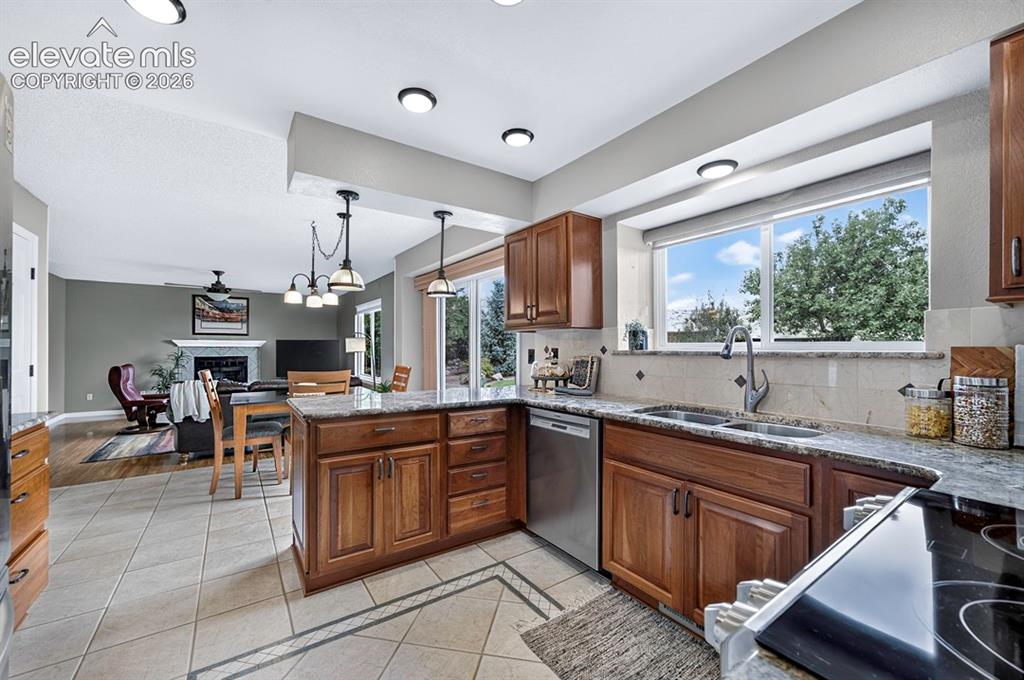 Image 12 of 50: Kitchen