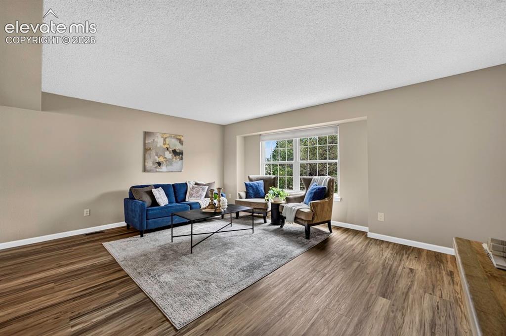 Image 5 of 50: Living Room