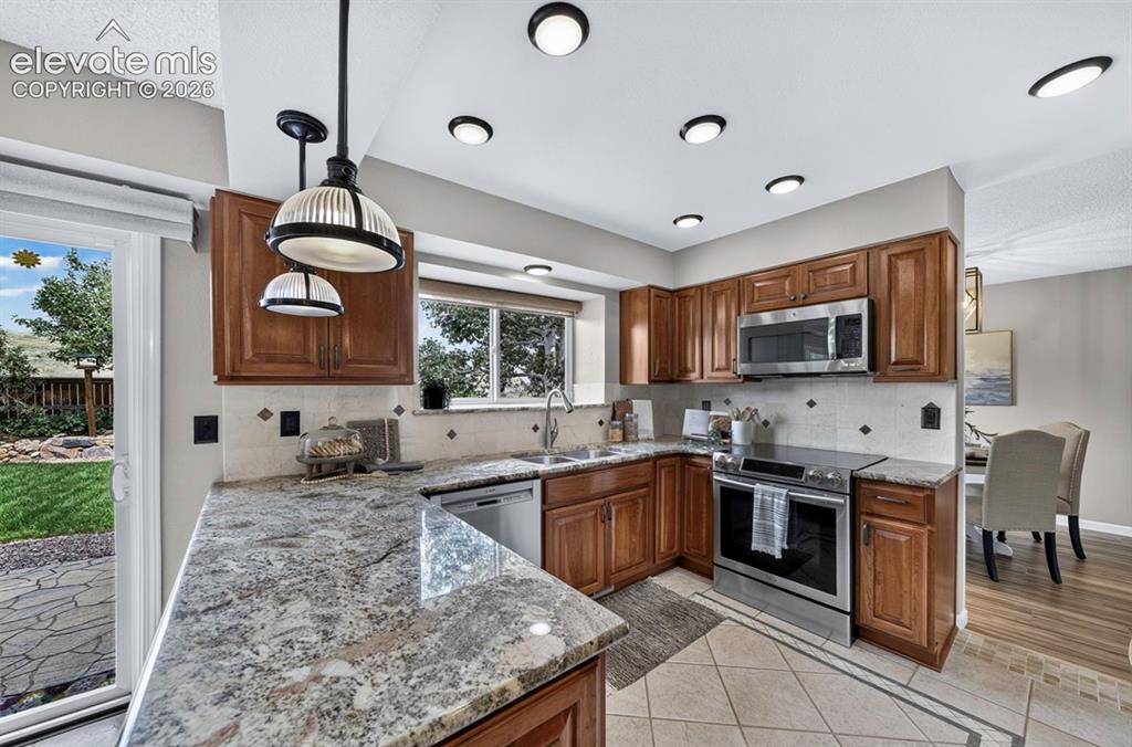 Image 9 of 50: Kitchen