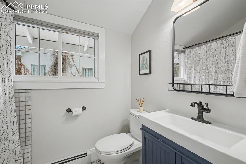 Image 14 of 43: Full bathroom that adjoins the front bedroom.