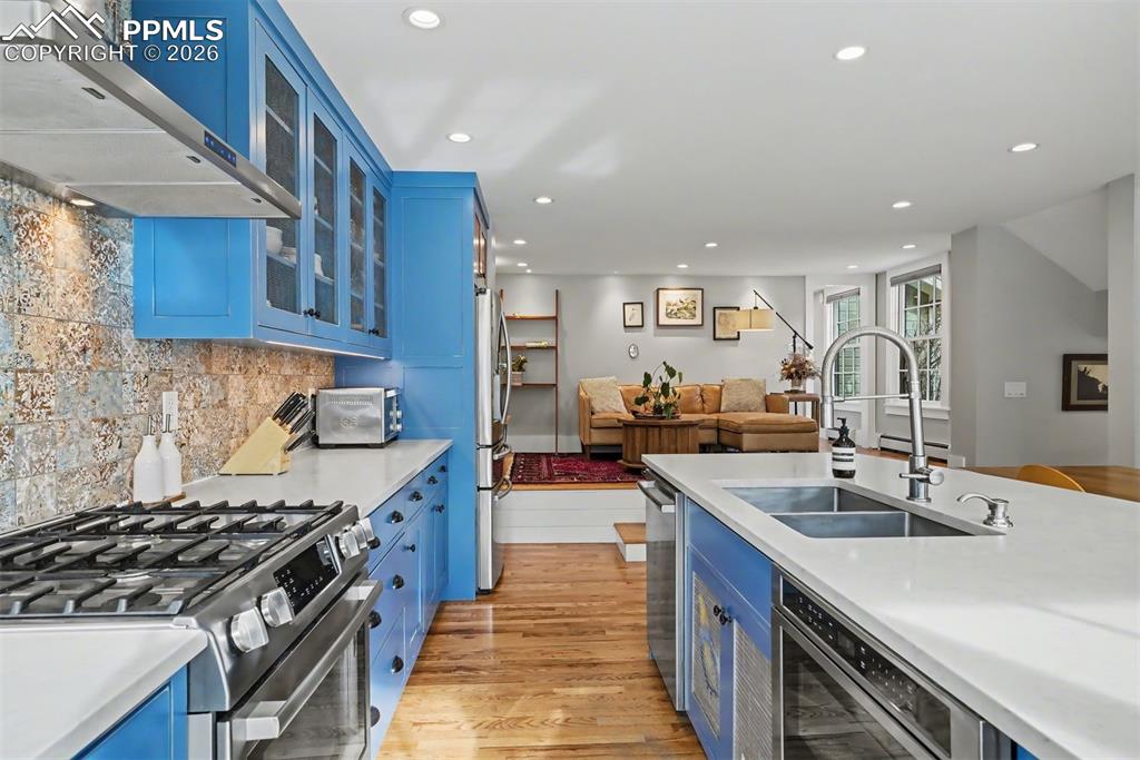 Image 19 of 43: Kitchen