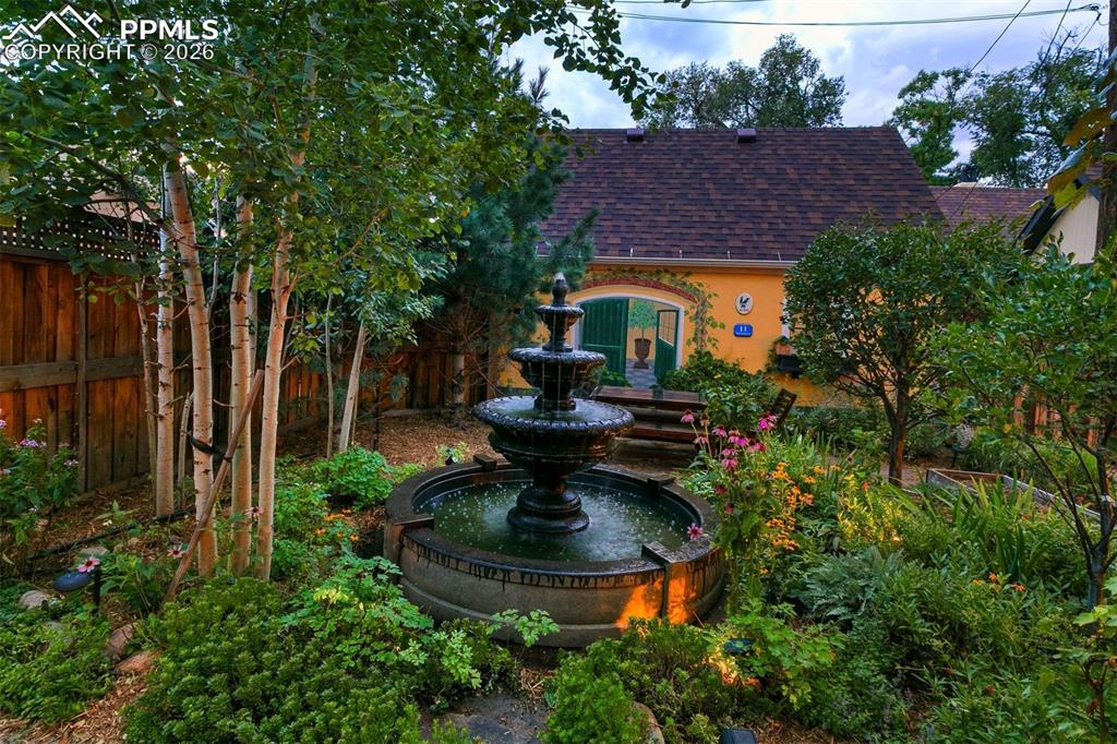 Image 41 of 43: Yard