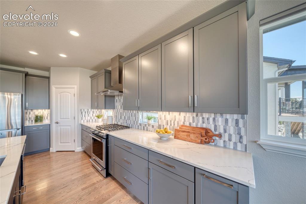 Image 14 of 50: Kitchen