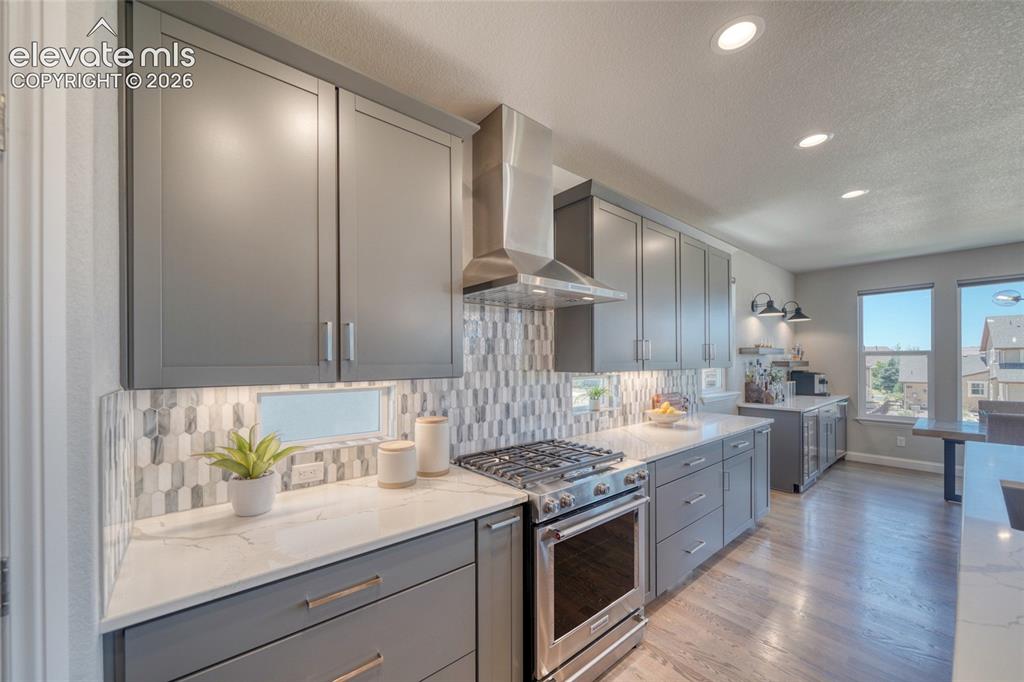 Image 15 of 50: Kitchen