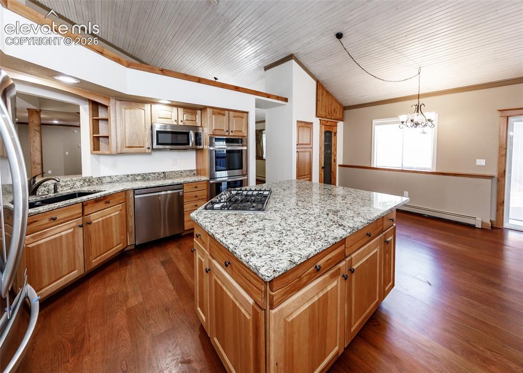 Image 10 of 50: Kitchen