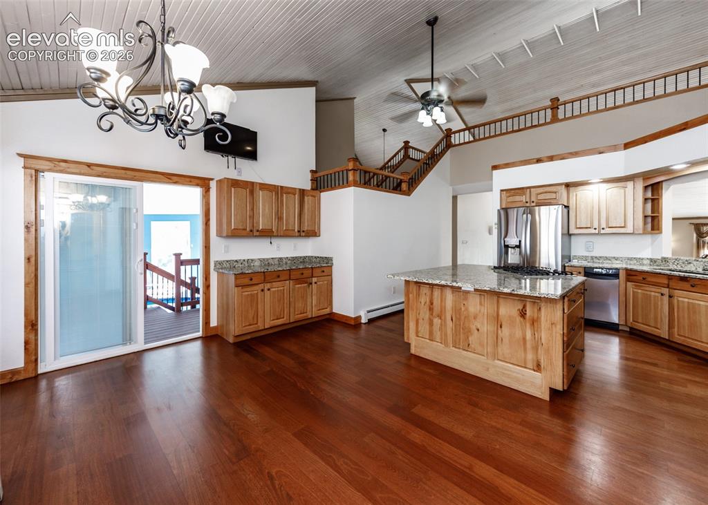 Image 11 of 50: Kitchen dining area