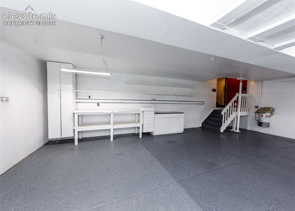 Image 41 of 50: Graage with cabinets and installed heating system