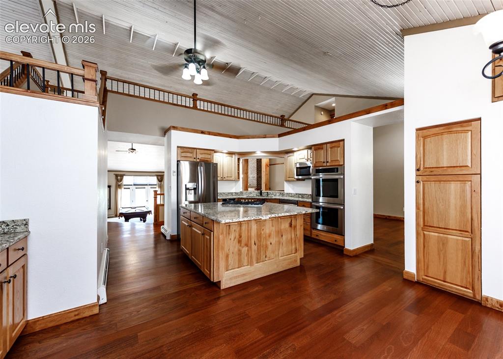 Image 8 of 50: Kitchen