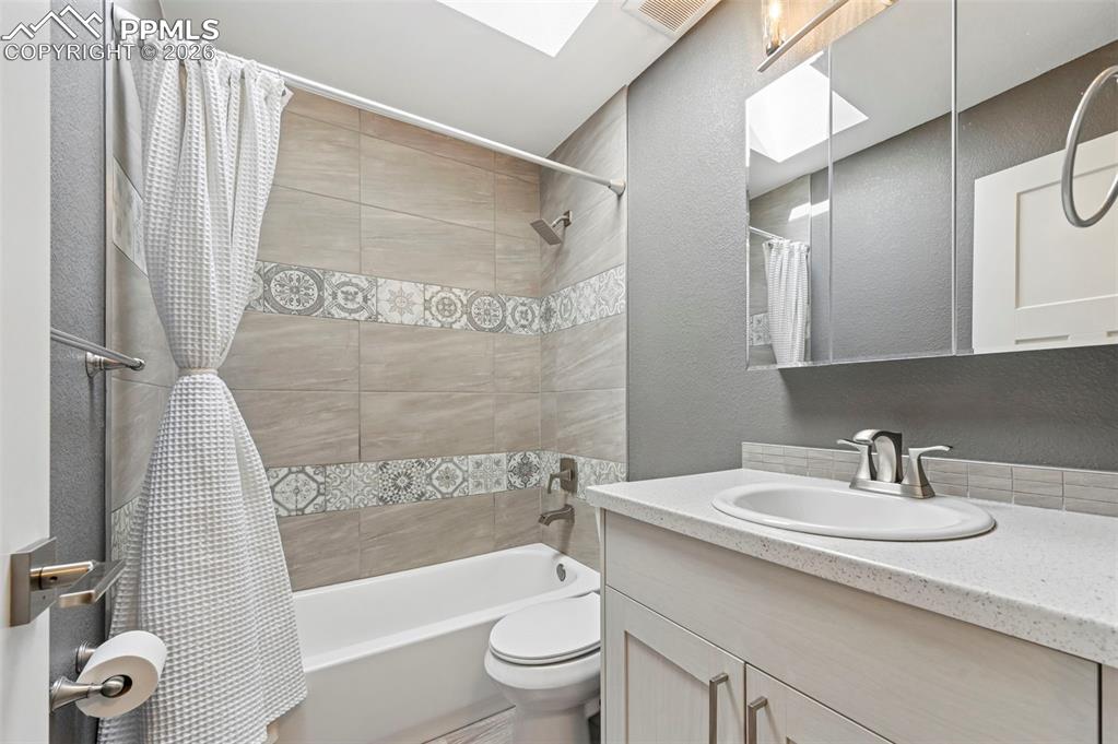 Image 25 of 34: Full Bathroom on Upper Level