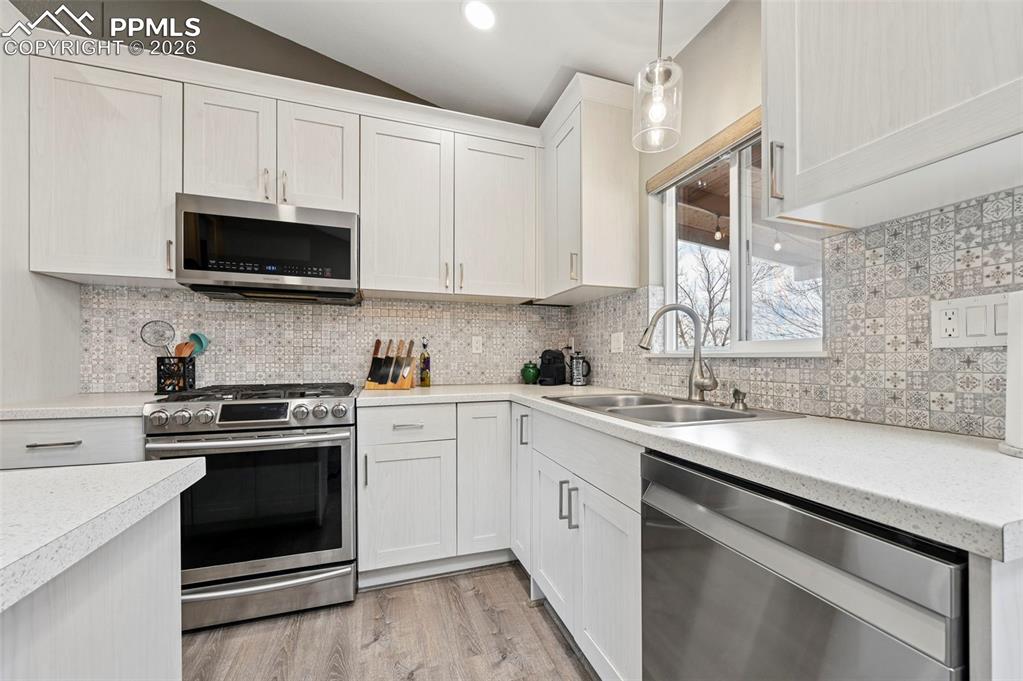 Image 7 of 34: Kitchen