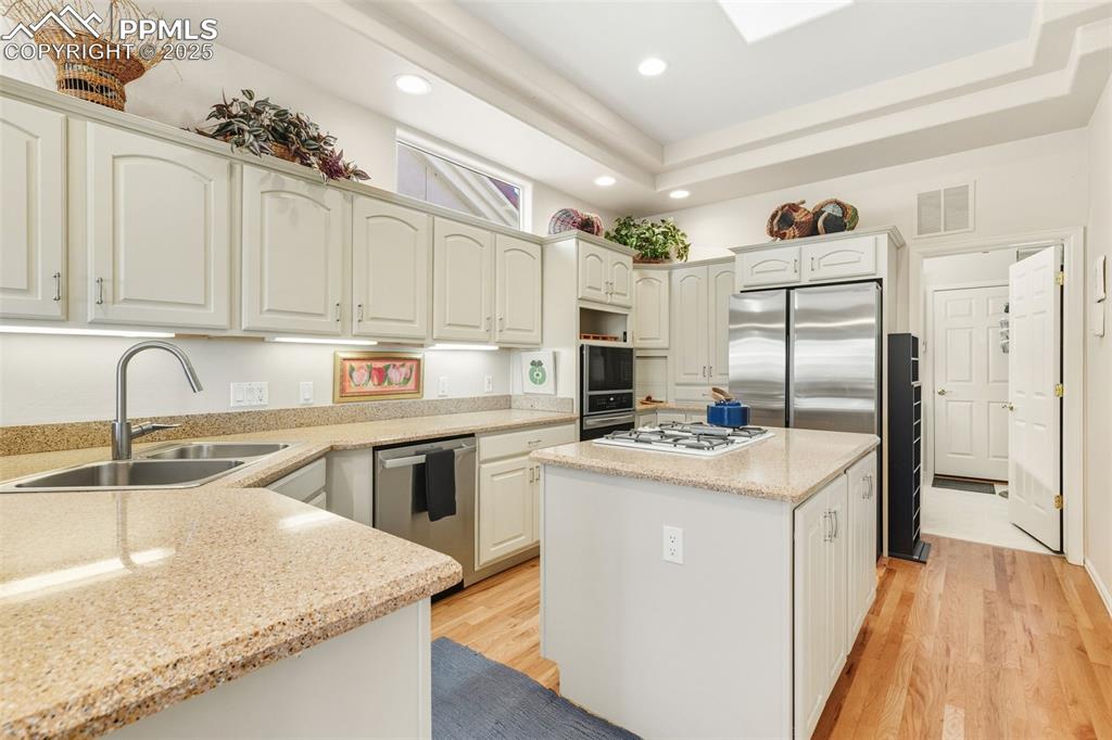 Image 13 of 50: Downdraft cooktop in the island