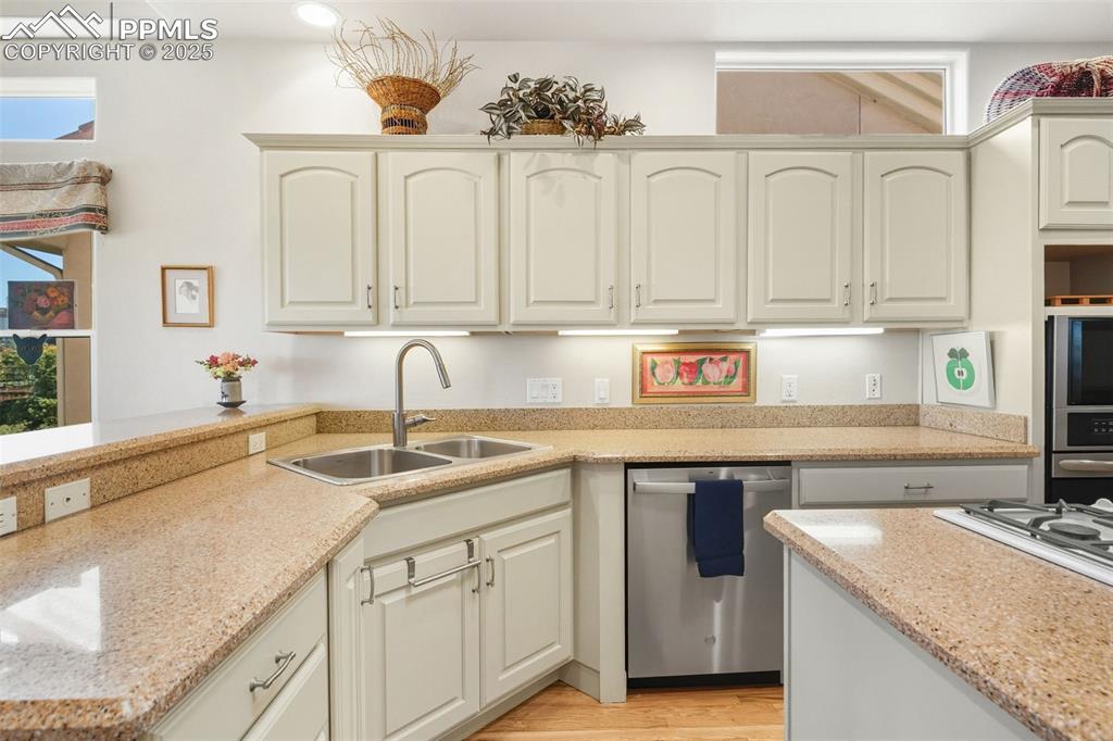 Image 14 of 50: Beautiful cabinetry