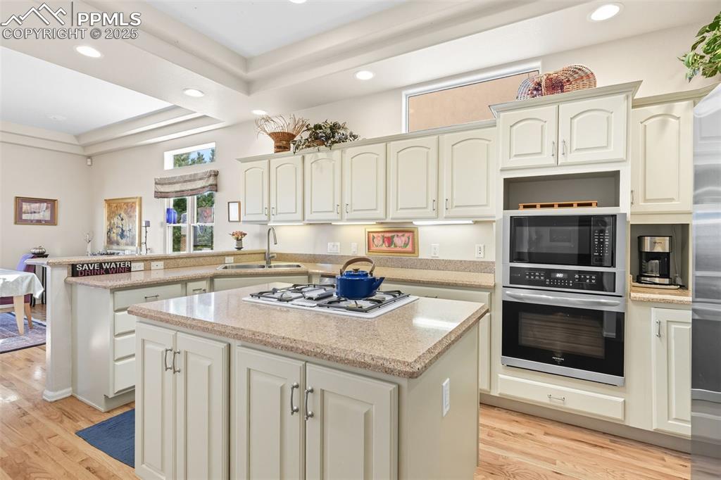 Image 15 of 50: Storage galore!