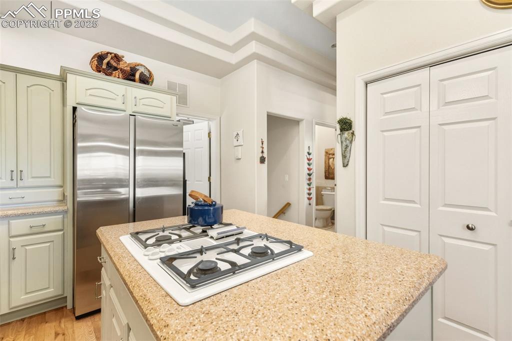 Image 18 of 50: Beautiful appliances