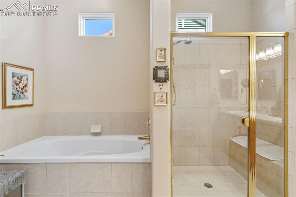 Image 24 of 50: Jetted soaking tub