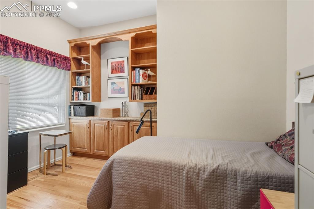 Image 28 of 50: Office