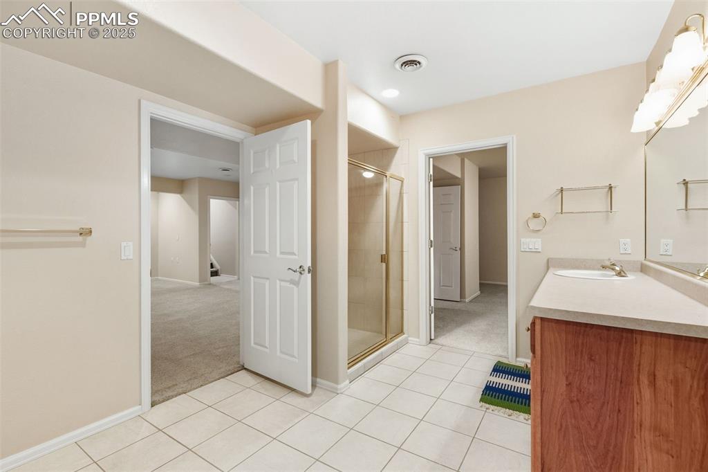 Image 42 of 50: Downstairs bath between the 2 bedrooms