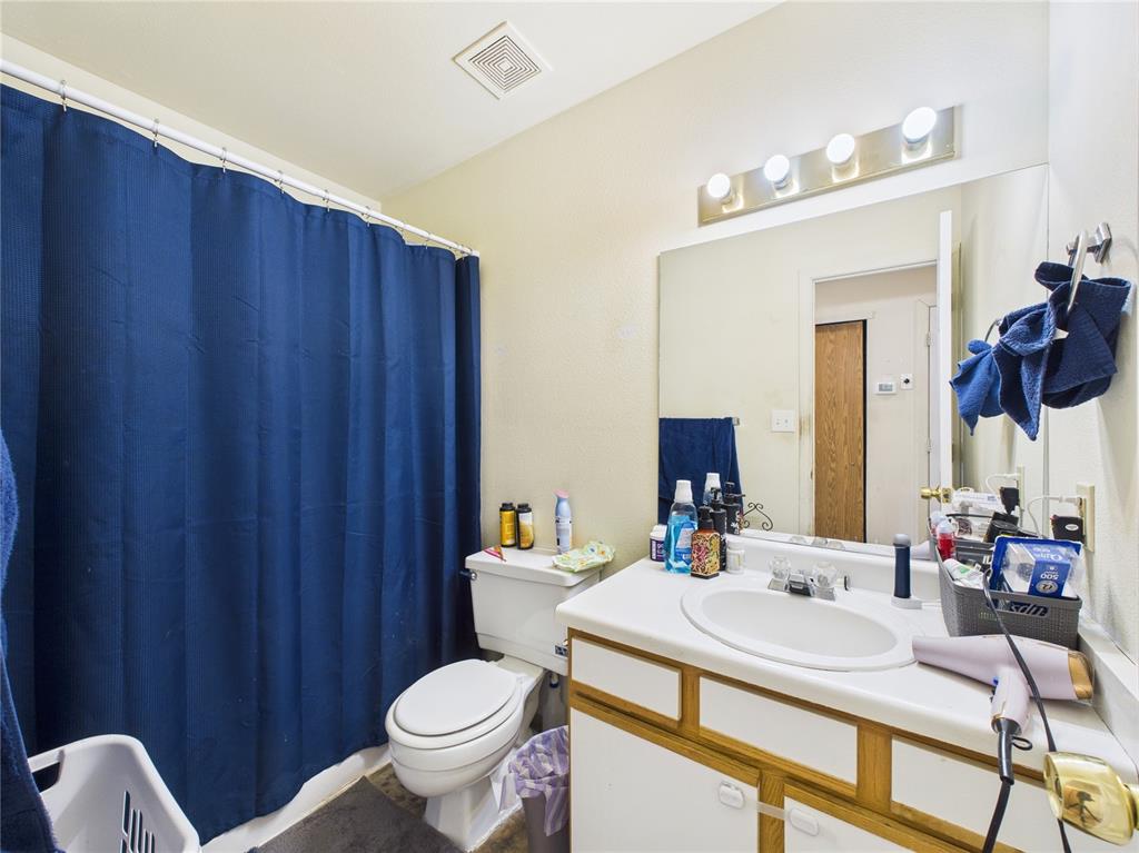 Image 14 of 26: Bathroom