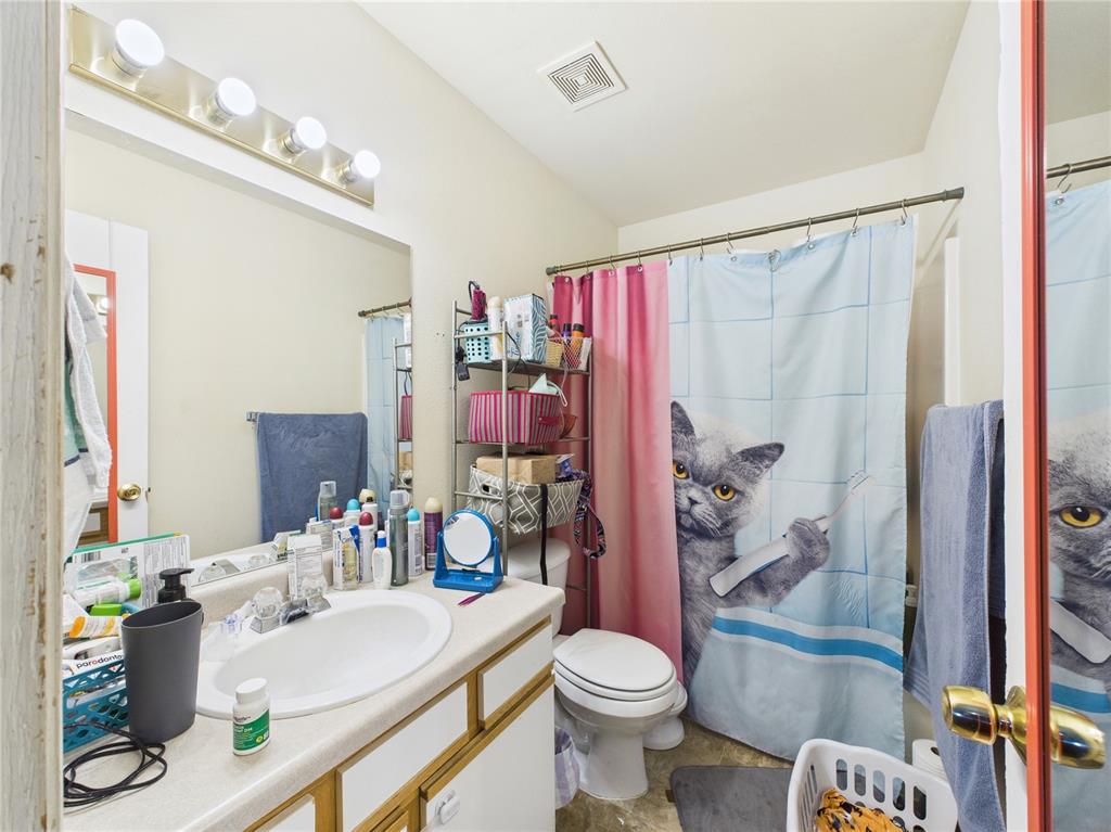 Image 18 of 26: Bathroom