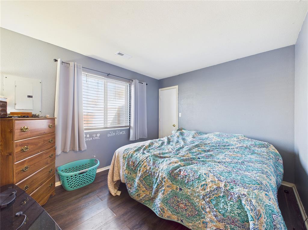 Image 19 of 26: Bedroom