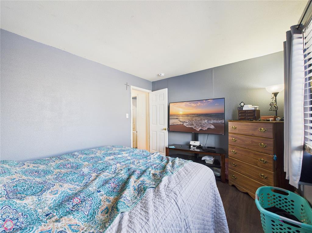 Image 20 of 26: Bedroom