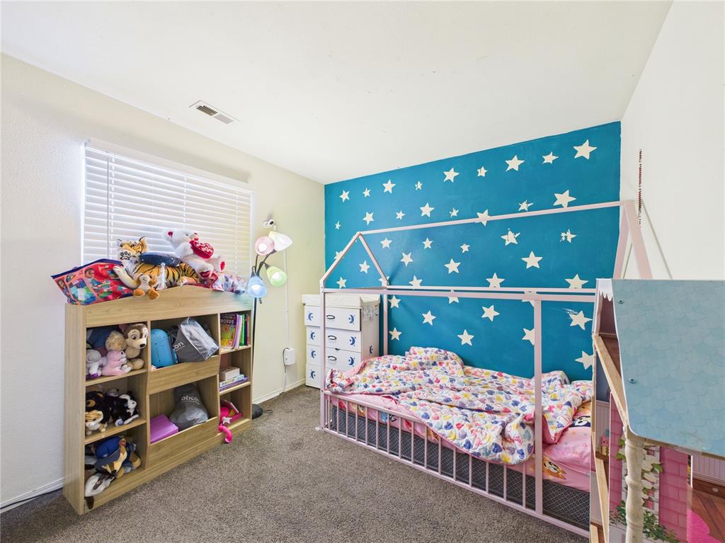 Image 21 of 26: Bedroom