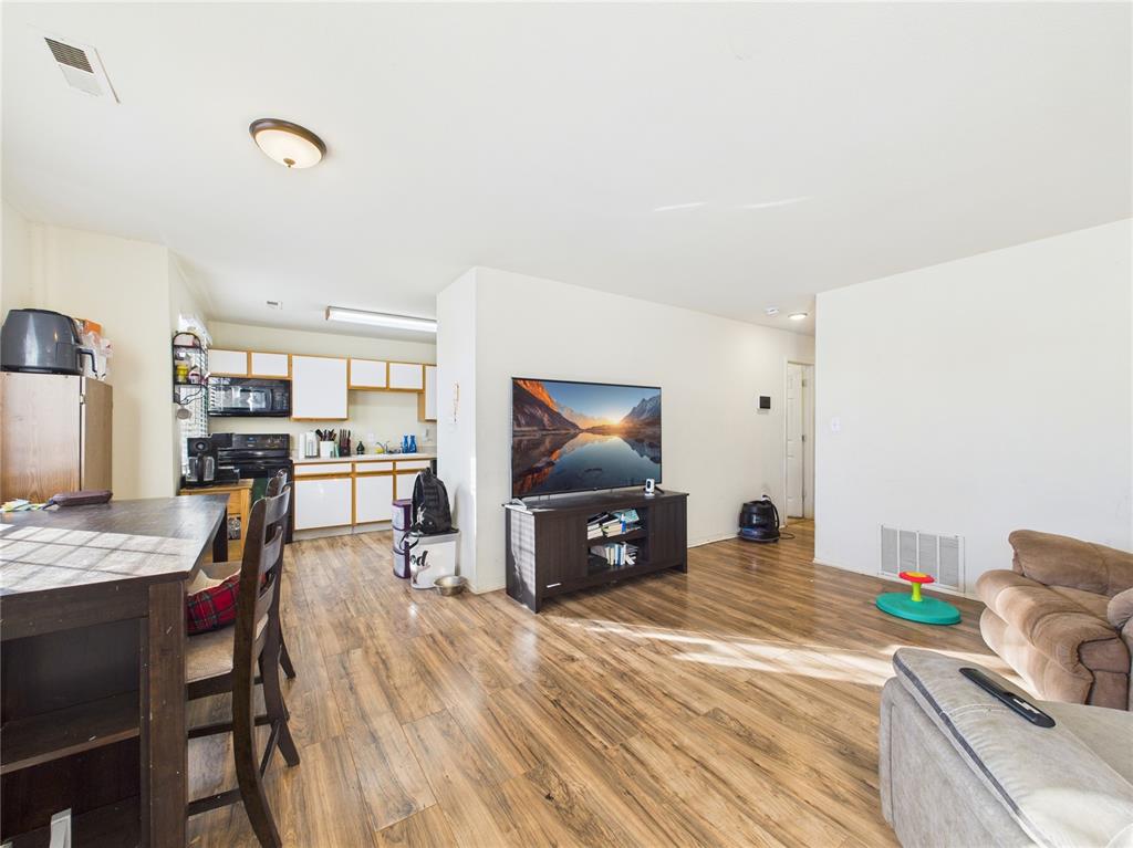 Image 4 of 26: Living Room