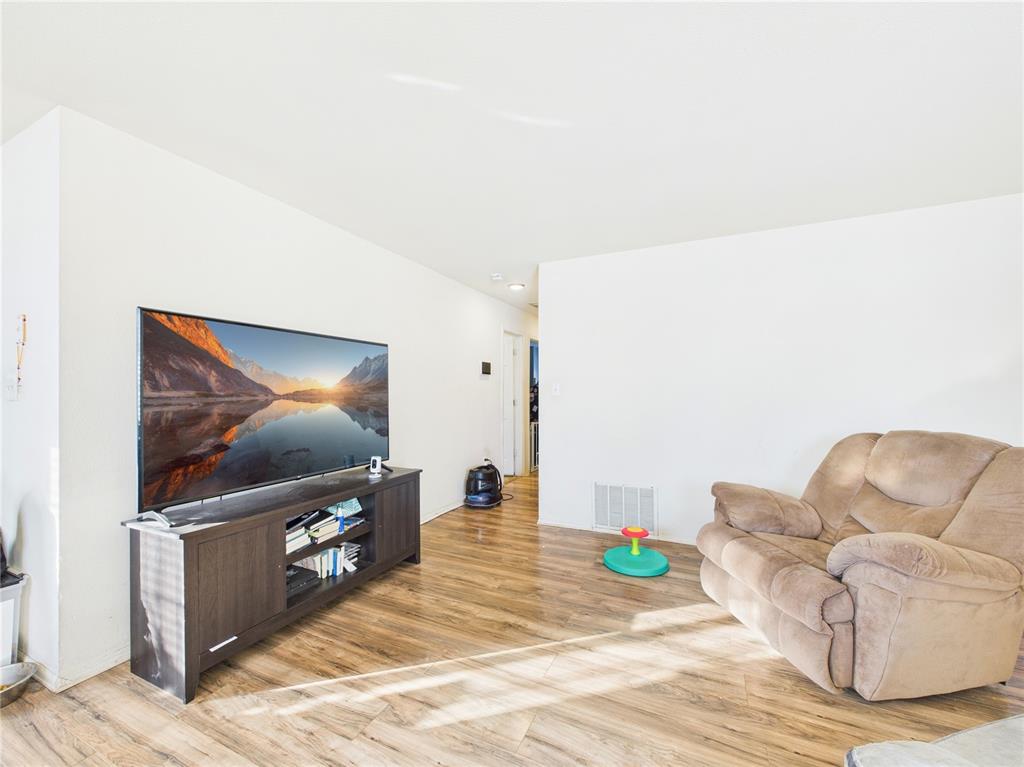 Image 6 of 26: Living Room