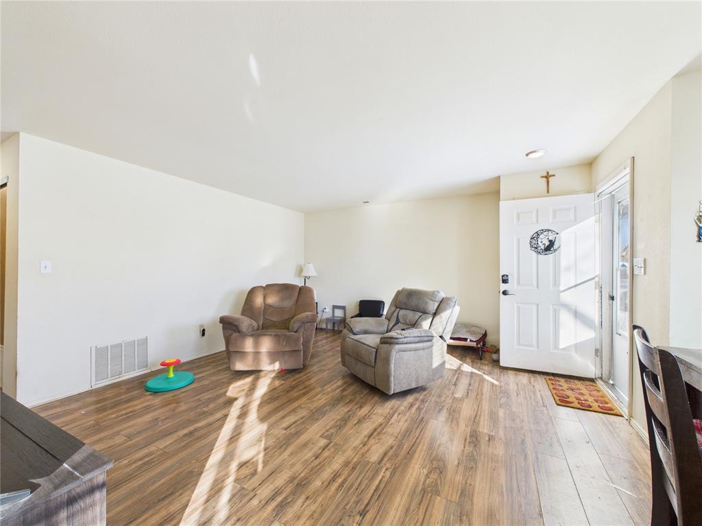 Image 7 of 26: Living Room