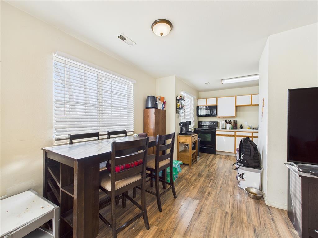 Image 8 of 26: Dining Area