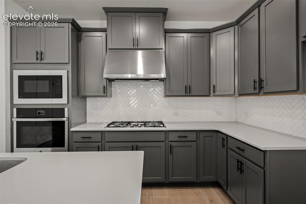 Image 10 of 30: Kitchen