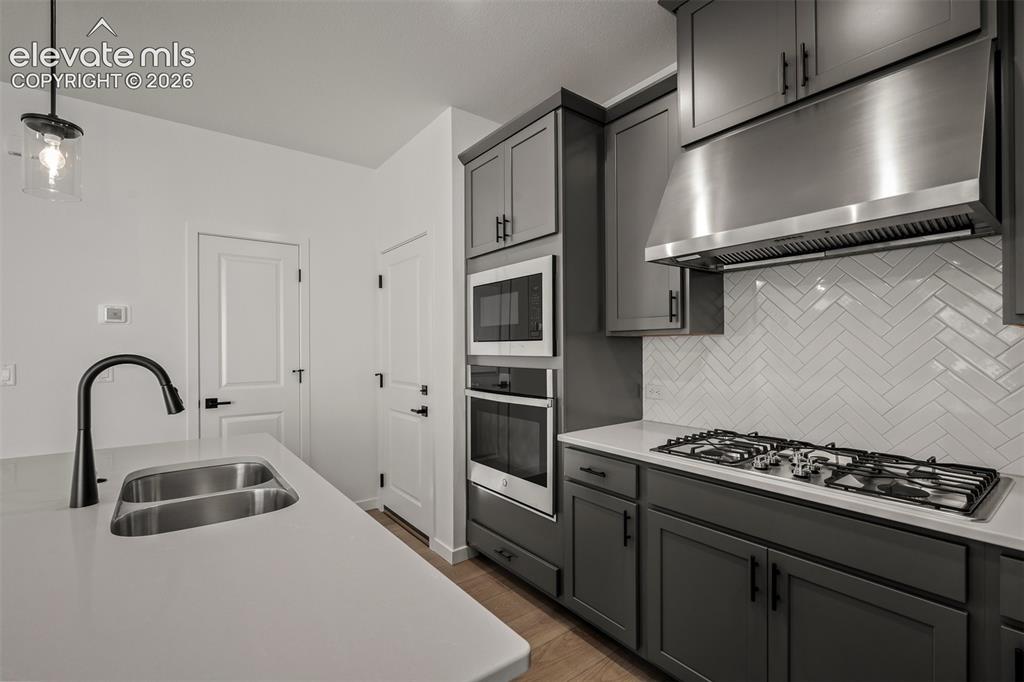 Image 12 of 30: Kitchen