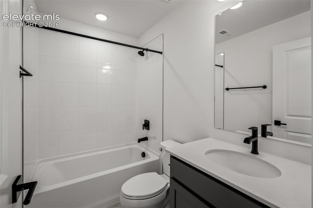 Image 23 of 30: Bathroom