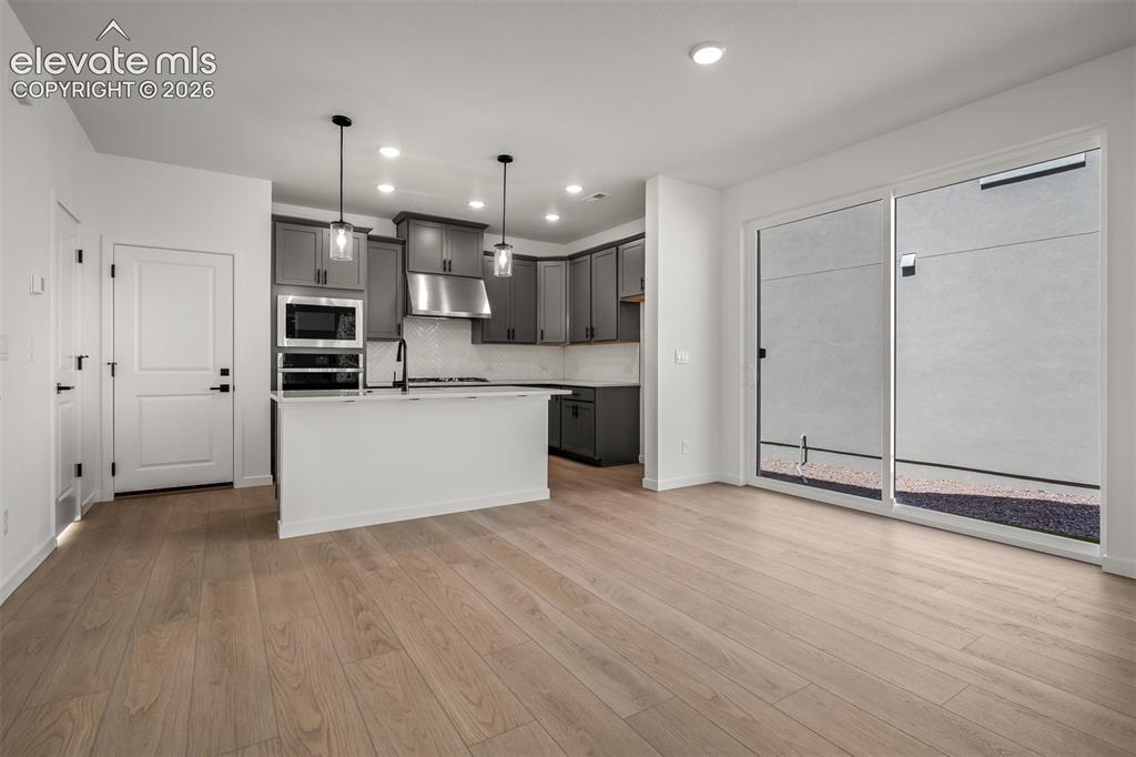 Image 7 of 30: Kitchen