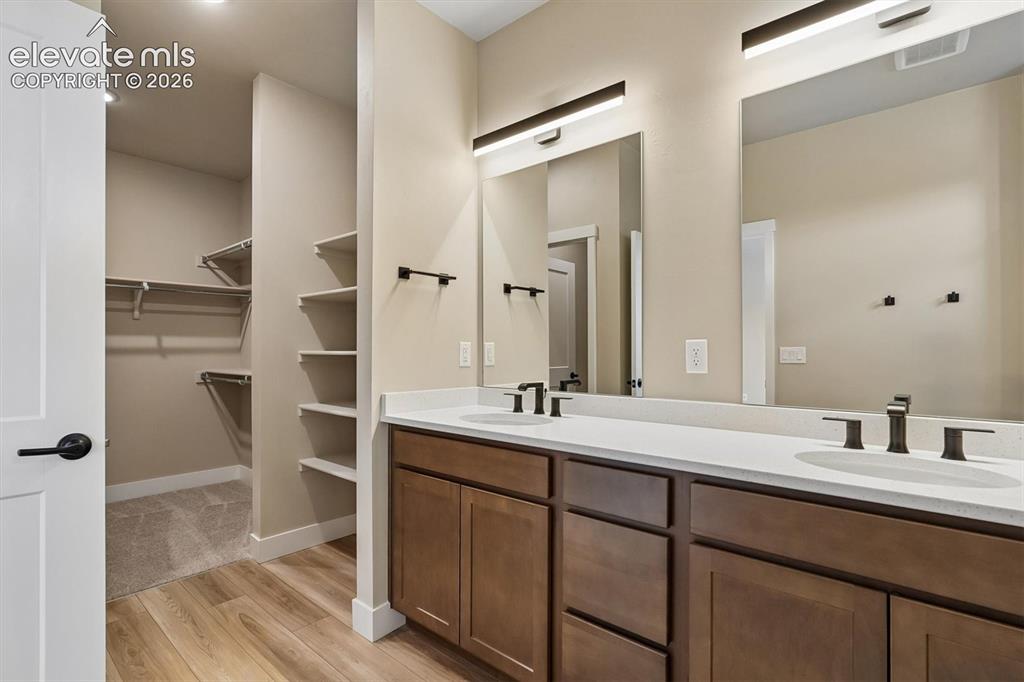 Image 16 of 21: Bathroom