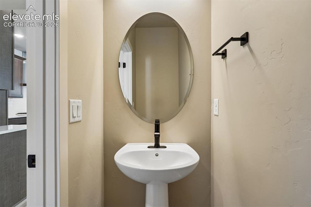 Image 18 of 21: Bathroom
