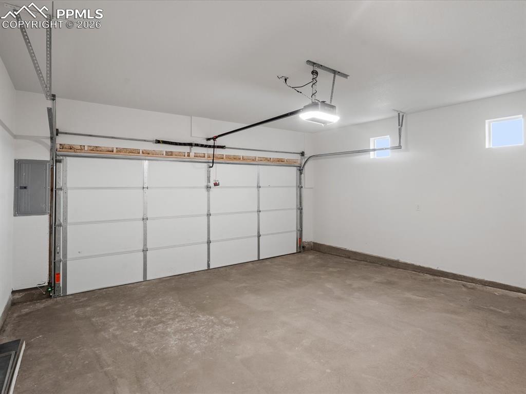 Image 13 of 26: Garage