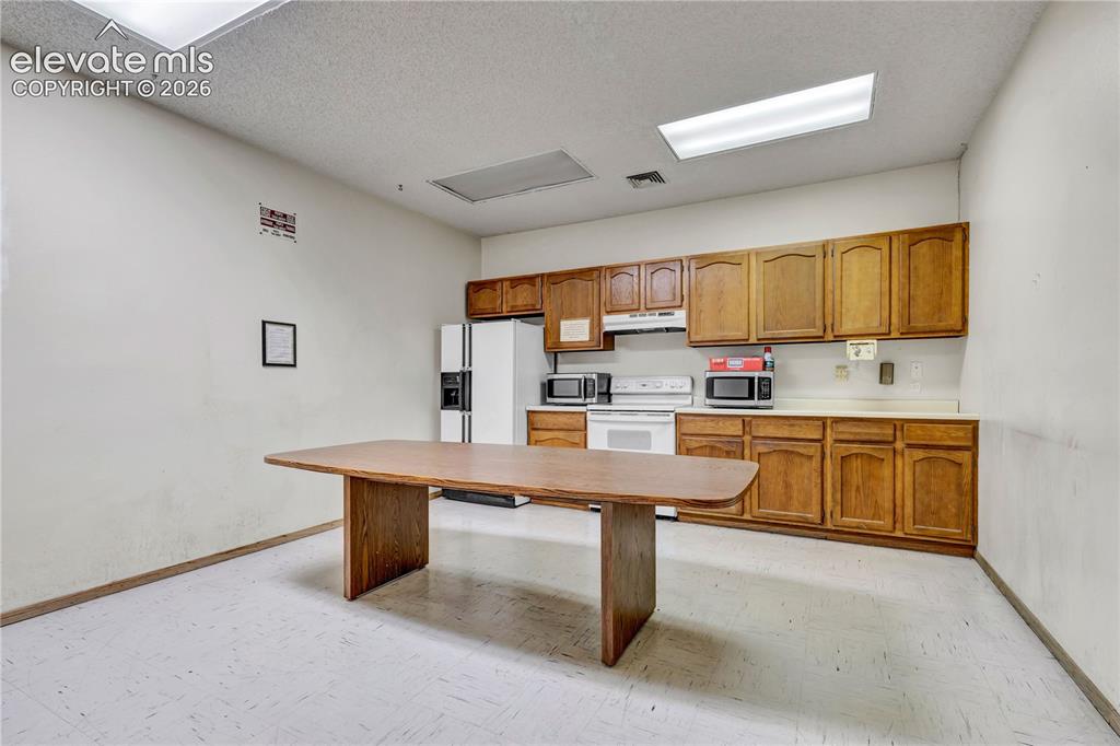 Image 14 of 16: Kitchen