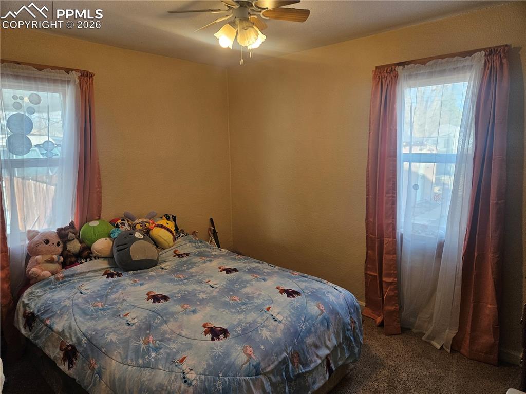 Image 3 of 7: Bedroom