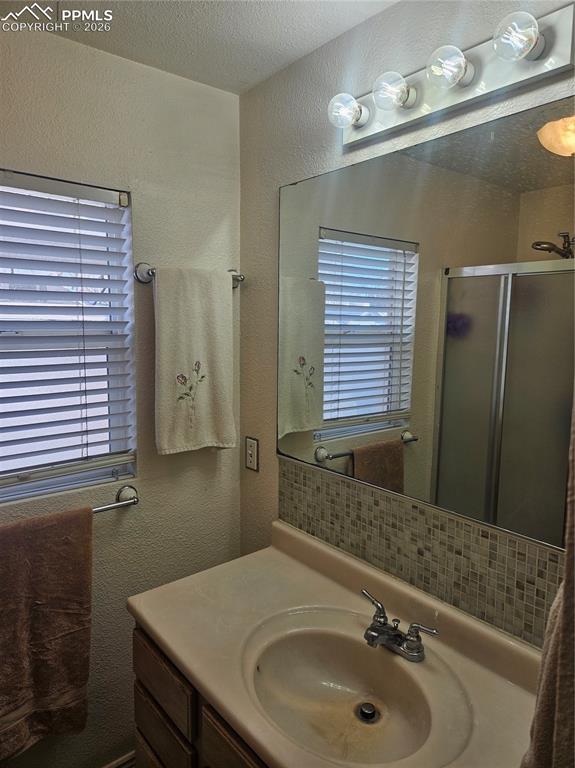 Image 4 of 7: Bathroom