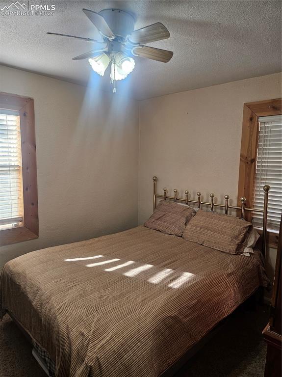 Image 5 of 7: Bedroom