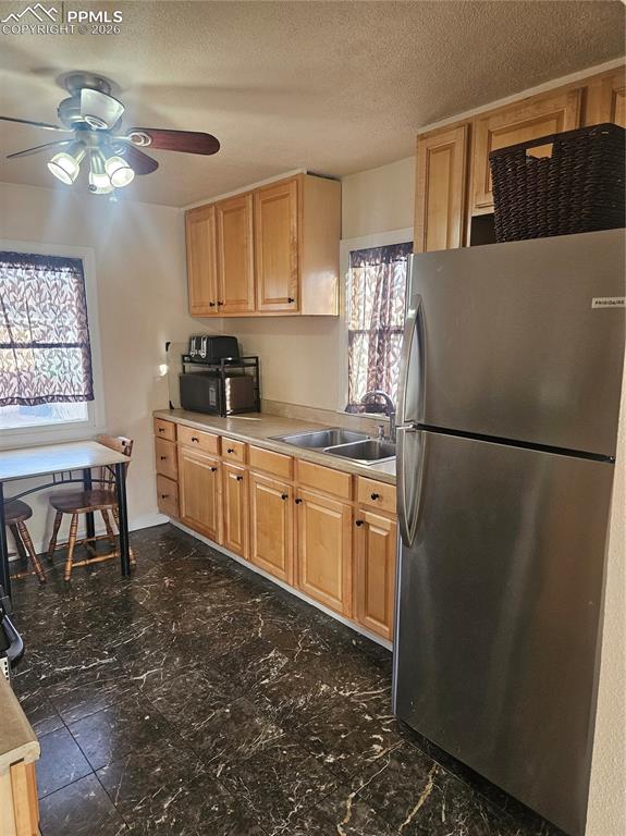 Image 6 of 7: Kitchen