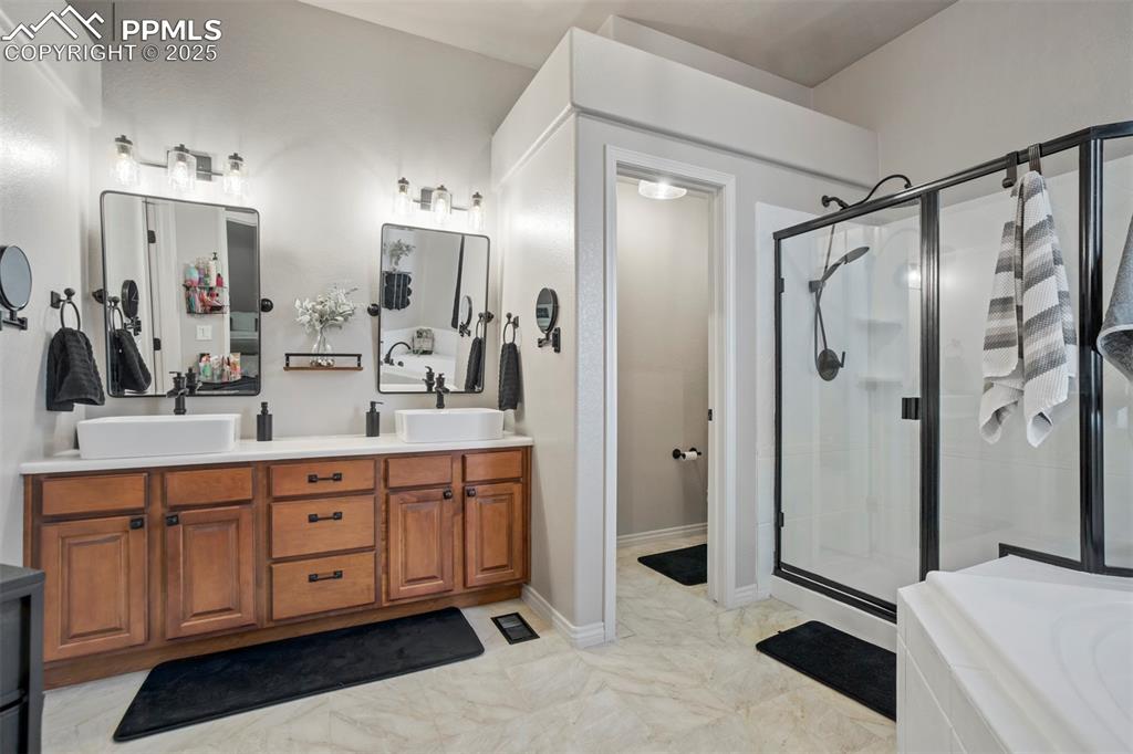 Image 17 of 41: Bathroom