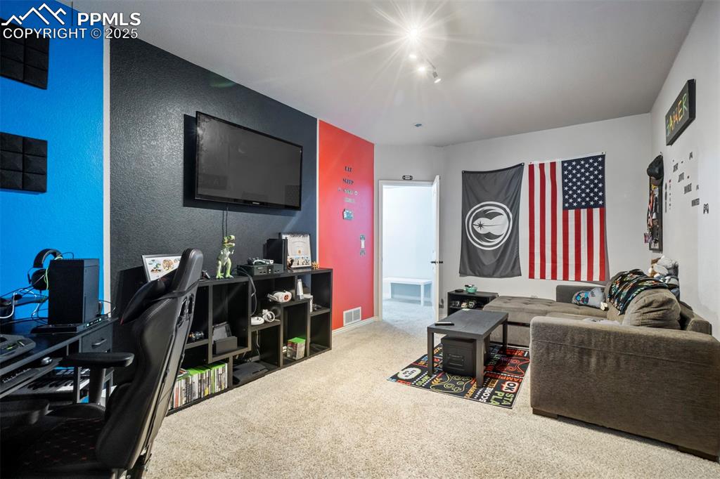 Image 35 of 41: Living Room