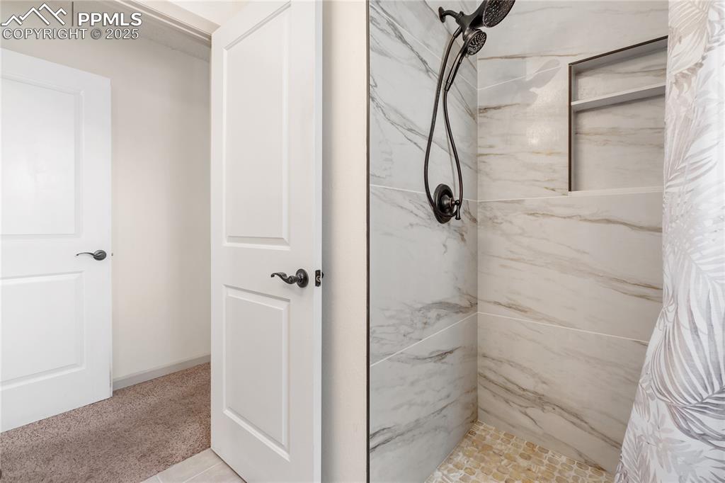 Image 22 of 37: Tile walls and floor