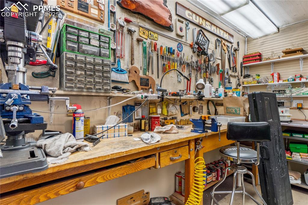 Image 32 of 37: Workshop in the garage 