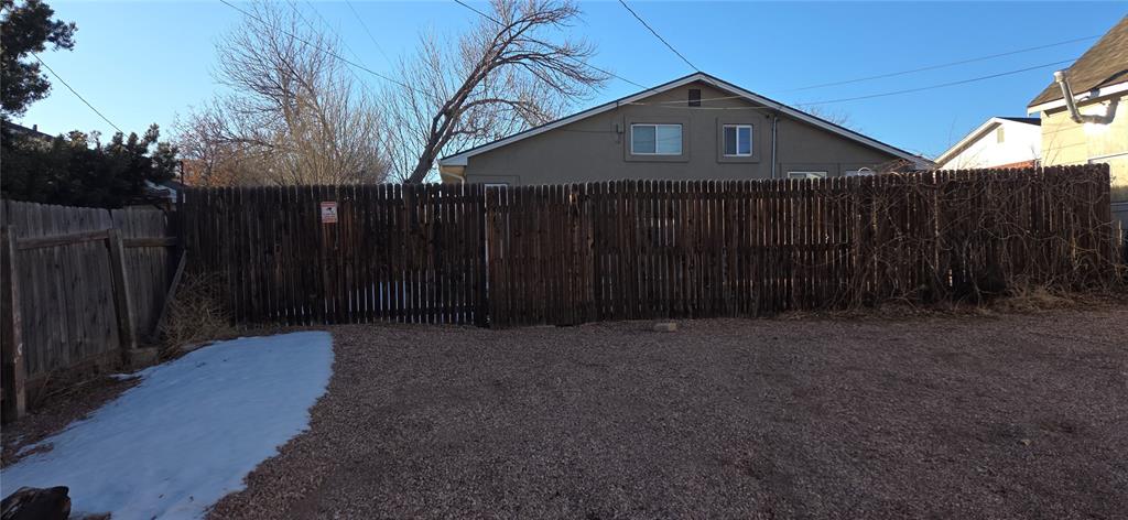 Image 2 of 14: Yard