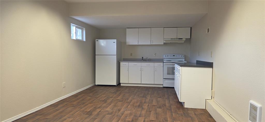 Image 5 of 14: Kitchen