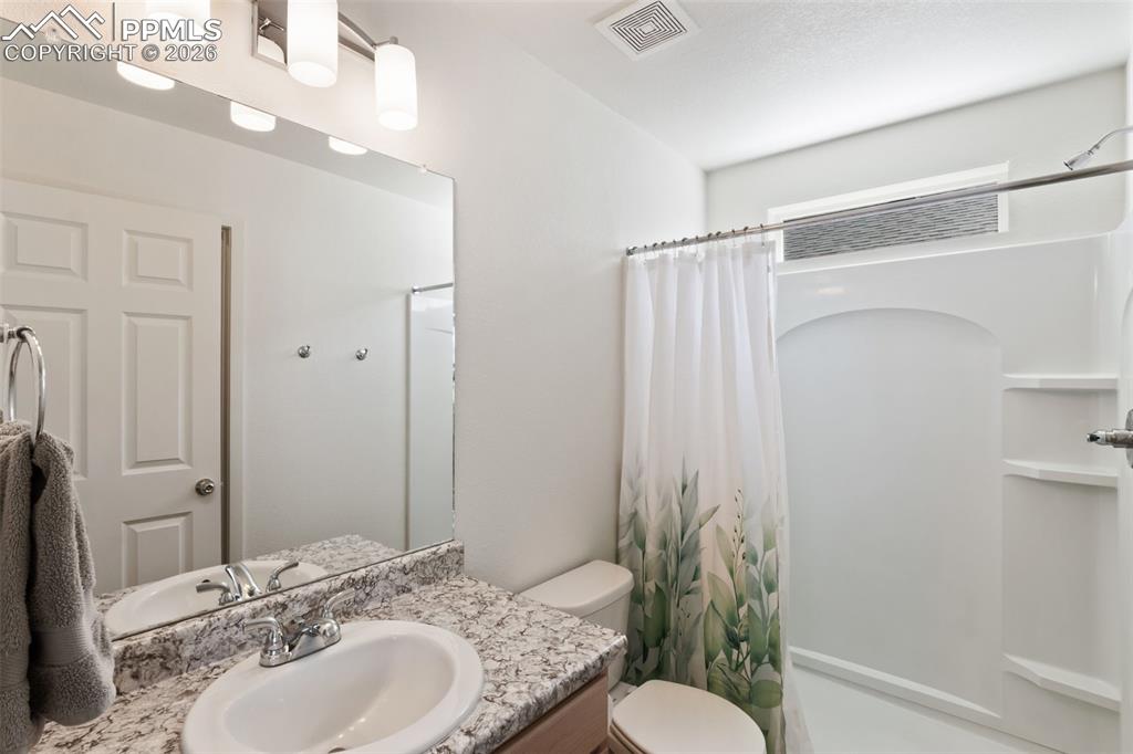 Image 14 of 27: Bathroom