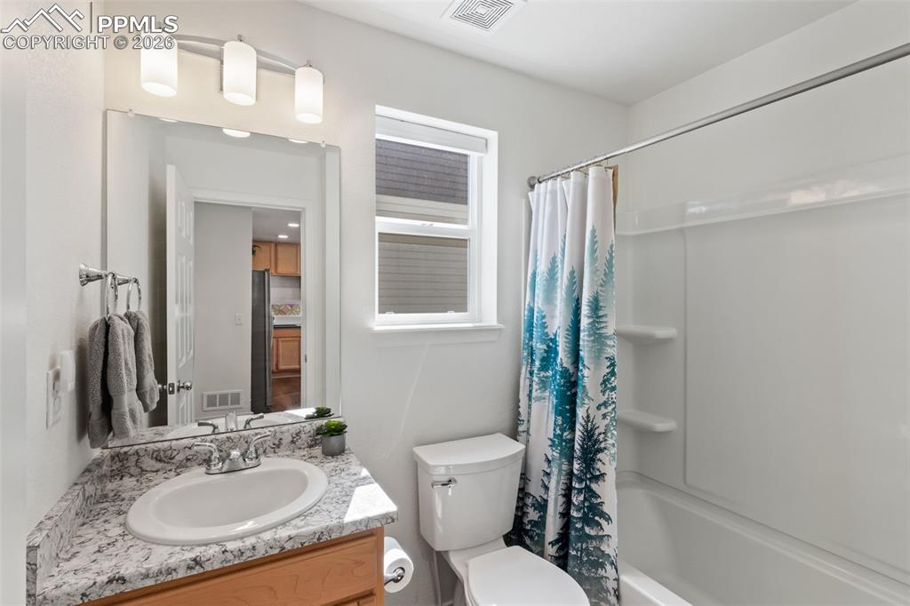 Image 19 of 27: Bathroom